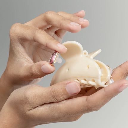 kitsch KitschPop™️ Curved Claw Clip & Charms in Pearlized Cream